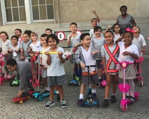 Alunos da Escola Vitória reunidos no pátio